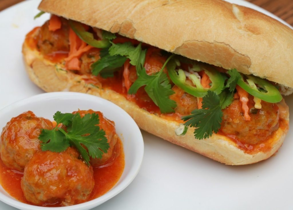 banh mi xiu mai 1024x734 1